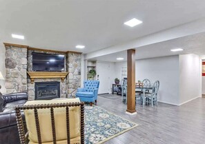 Smart TV, fireplace - Urban Retreat with Modern Comforts & Pets Welcome! (Orem)