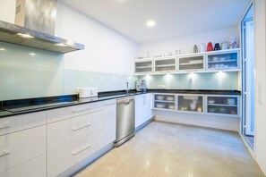 Refrigerador, microondas, horno y lavavajillas 