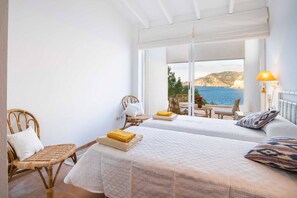 4 quartos, ferros/tábuas de passar roupa, berço de viagem