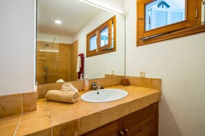 Bathtub, towels