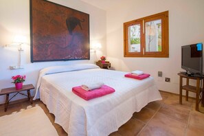 4 bedrooms, iron/ironing board, travel crib, free WiFi