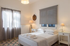 Standard Apartment, Sea View (Ponentes) | Minibar, in-room safe, soundproofing, free WiFi