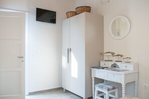 슈피리어 더블룸 (Soroccos) | 거실 공간 | 평면 TV