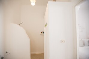 Ducha, secador de pelo, toallas y jabón