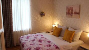 Quarto casal standard | Escrivaninha, quartos à prova de som, Wi-Fi de cortesia