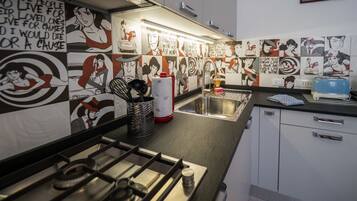 Geladeira, micro-ondas, cooktop, cafeteira/chaleira