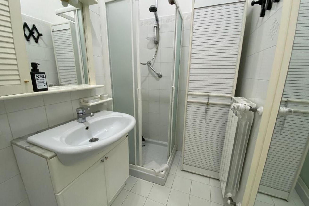 Een douche,  milieuvriendelijk toiletgerief, een haardroger, een bidet