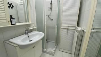 Een douche, milieuvriendelijk toiletgerief, een haardroger, een bidet