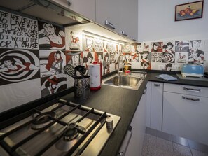 Frigorifero, microonde, piano cottura, macchina per tè/caffè