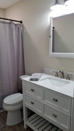 Combinazione doccia/vasca, asciugacapelli, asciugamani, sapone