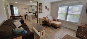 Smart TV, DVD player, stereo - Asheville Cottage with Hot Tub - renovated, quiet, huge yard, mins to Asheville. (Candler)