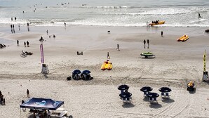 Ein Strand mit Fallschirmschirmflügen und Bananenbootfahrten.