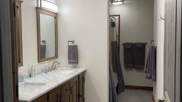 Combined shower/bathtub, jetted bath, hair dryer, towels