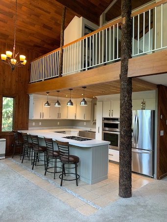 Fridge, microwave, oven, stovetop. Stellar Blue Chalet - Sleeps 6+. Pets on approval. Near Alyeska Ski Resort