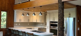 Stellar Blue Chalet - Sleeps 6+. Pets on approval. Near Alyeska Ski Resort