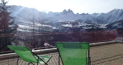 Apartment 8 people facing the needles of Arves