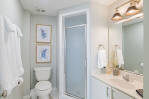 Combinazione doccia/vasca, asciugacapelli, asciugamani