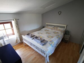 2 chambres, fer et planche à repasser, accès au Wi-Fi (inclus)