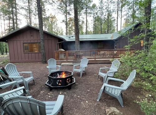 Whispering Pines-Dual Master Bedrooms Vacation Cabin 
