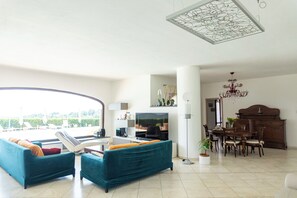 Fernseher, Kamin, Stereoanlage, Computerbildschirme