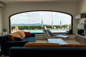 Tv, eldstad, en stereo och datorskärmar
