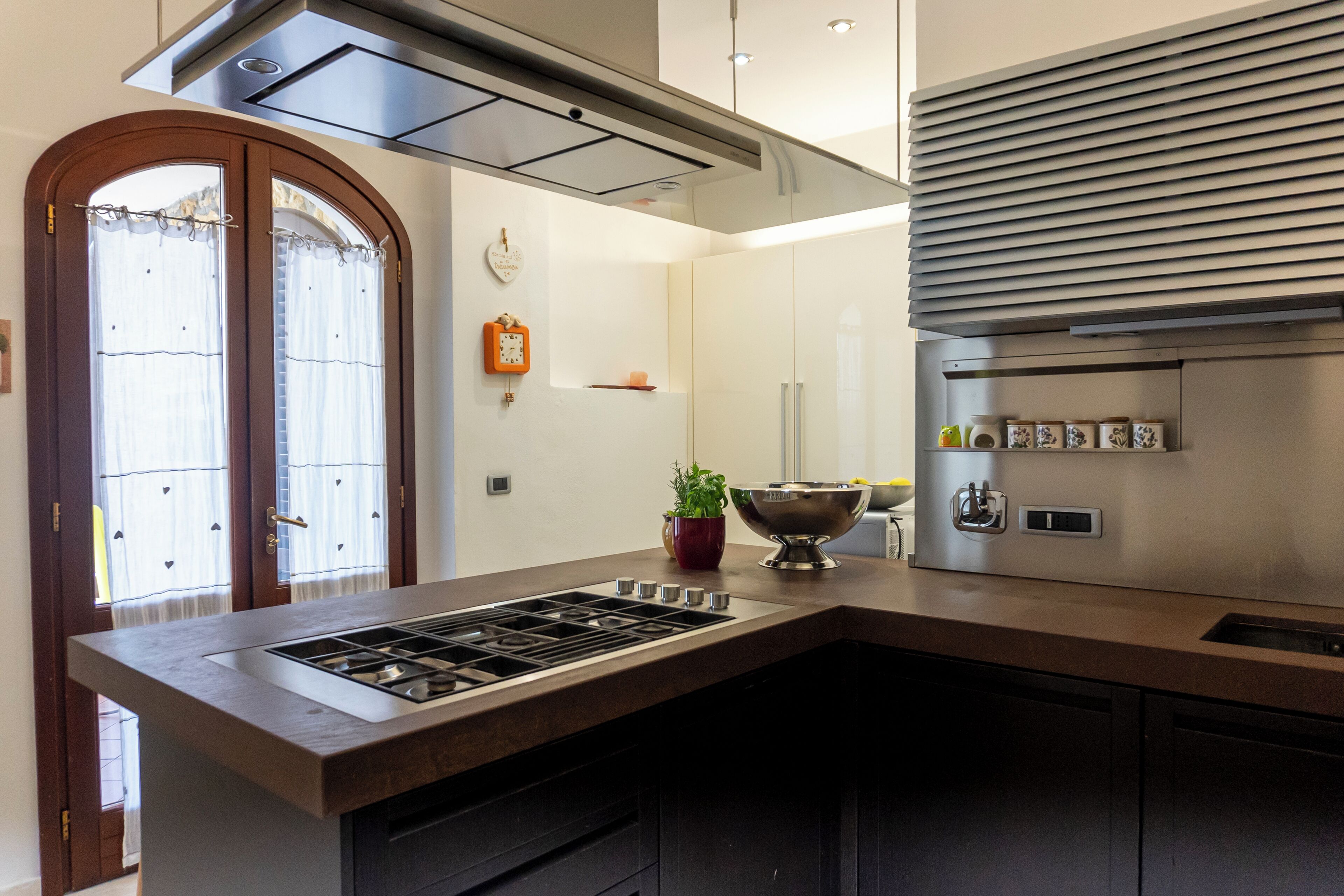 Frigorifero, microonde, forno, piano cottura