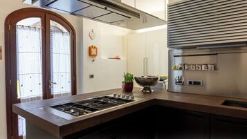 Frigorifero, microonde, forno, piano cottura