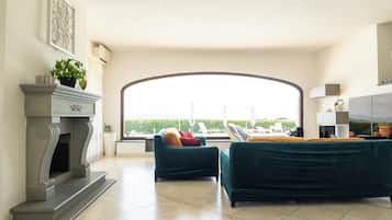 Tv, eldstad, en stereo och datorskÀrmar