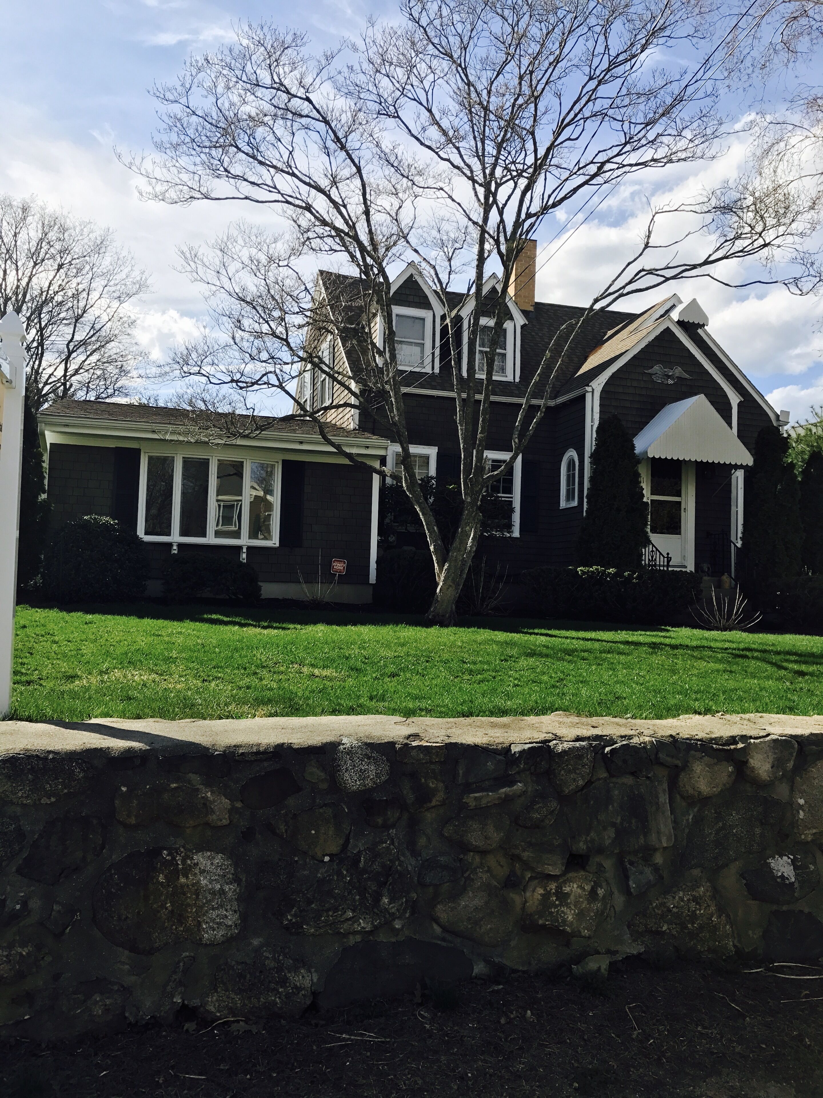Charming family cottage w/ large yard-easy walk to Jenness Beach