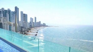 A high-rise hotel overlooking a beach with a clear view of the ocean and city skyline. - Haytt-h2 Bocagrande Cartagena condominium (Cartagena)