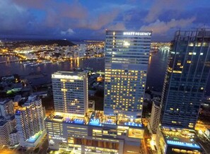 Un hotel di grandi dimensioni con numerosi piani, un cartello ben visibile con la scritta "HYATT REGENCY" e vista sul lungomare.