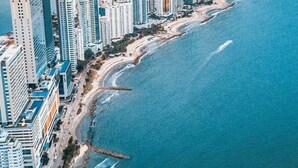An aerial view of a coastal city with high-rise buildings along the beachfront. - Haytt-h2 Bocagrande Cartagena condominium (Cartagena)