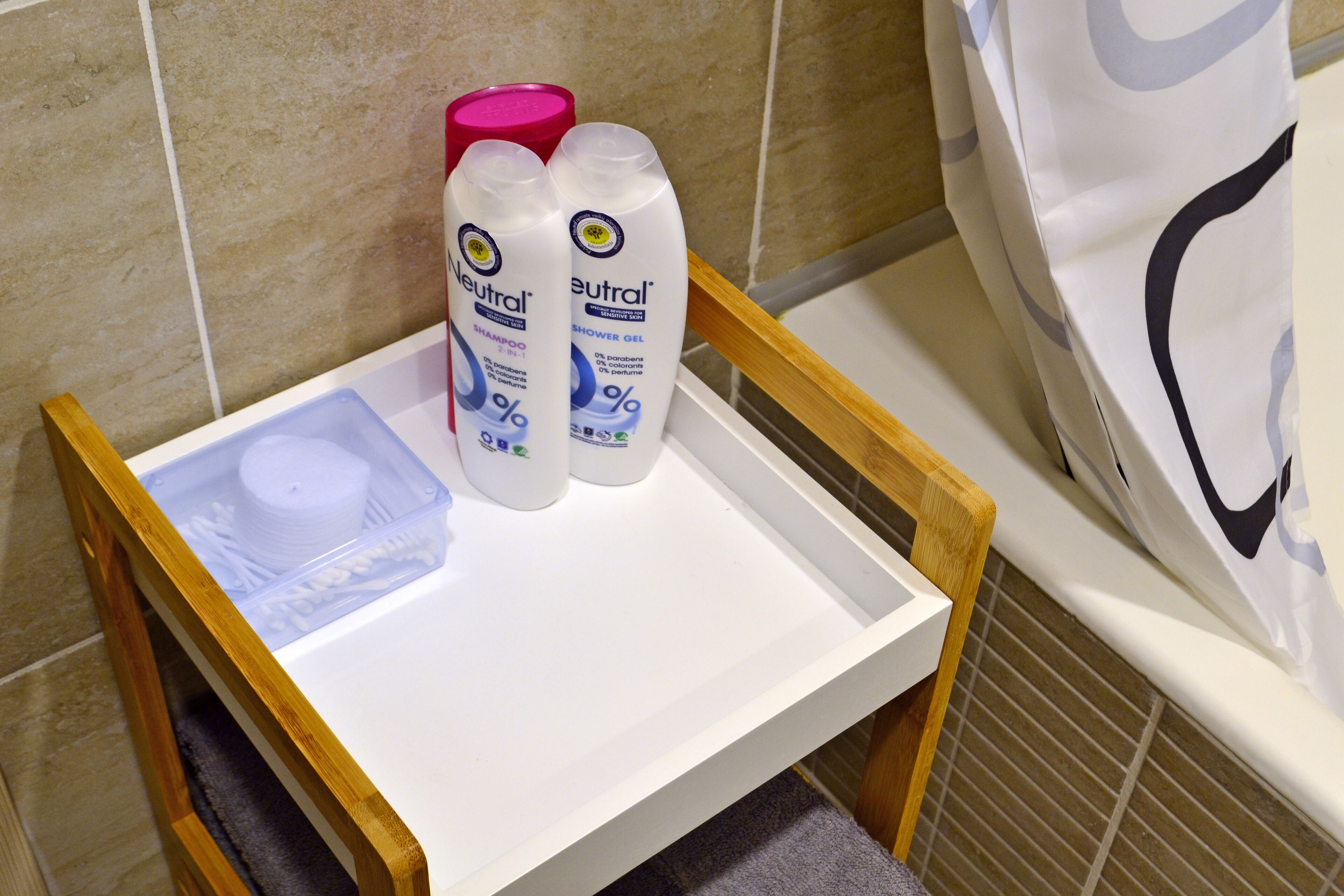 Duschwanne, Haartrockner, Handtücher, Seife