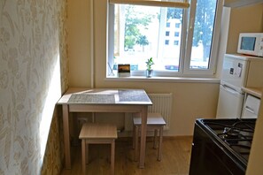 Kühlschrank, Mikrowelle, Herdplatte, Wasserkocher mit Kaffee-/Teezubehör