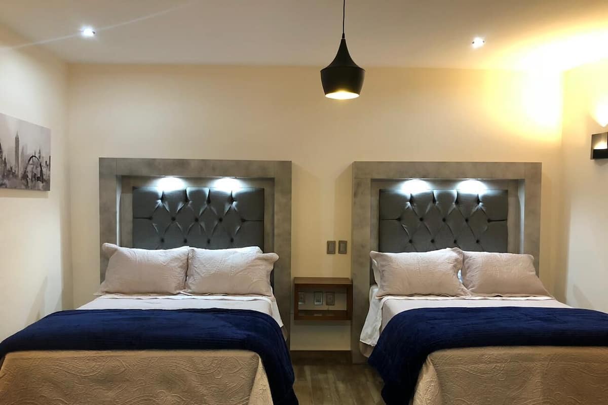 Habitación básica doble, 1 habitación | Escritorio, espacio para trabajar con un portátil, decoración individual