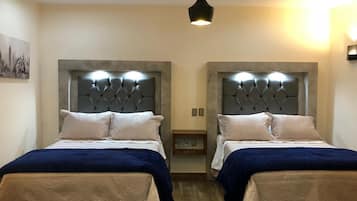 Habitación básica doble, 1 habitación | Decoración personalizada, escritorio y espacio para trabajar con laptop