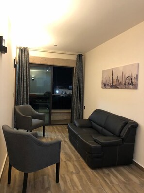 Junior Room | Living room | 32-inch Smart TV with digital channels, TV, Netflix - Gold Palace Hotel (San Juan de los Lagos)