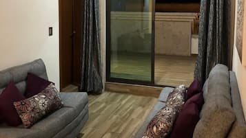 Kamar Junior | Ruang keluarga | Smart TV 32-inci dengan saluran TV digital, TV, dan Netflix