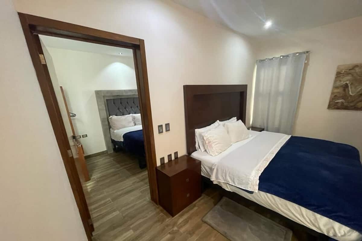 Habitación triple familiar | Escritorio, espacio para trabajar con un portátil, decoración individual