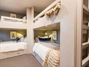 4 bedrooms, iron/ironing board, WiFi, bed sheets