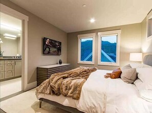 4 bedrooms, iron/ironing board, WiFi, bed sheets - Walk to Main St. & Town Lift – New Old Town Home w/ Hot Tub (Park City)