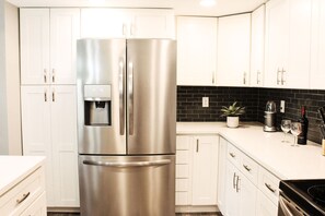 Kjøleskap, mikrobølgeovn, ovn og kokeplater