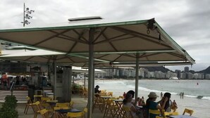 A beachside café with outdoor seating and a view of the ocean. - Ipanema (Rio de Janeiro)