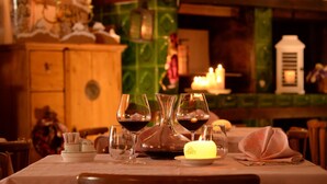 A table set with wine glasses, a candle, and a napkin. - Hotel Compet (Vignola-Falesina)