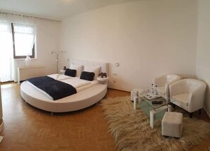 Family Room, Balcony (Deluxe) | Individually decorated, individually furnished, free cots/infant beds - Pension Dimitrova (Ulrichsberg)