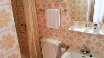 Een haardroger, handdoeken, toiletpapier