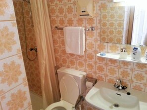 Hárblásari, handklæði, salernispappír