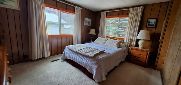 3 bedrooms, desk, iron/ironing board, free WiFi