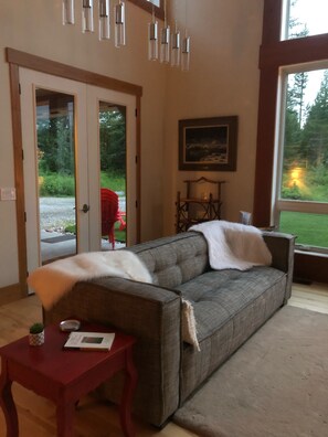 Smart TV, fireplace, books, stereo