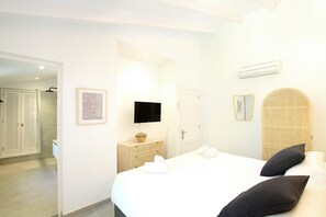 6 bedrooms, in-room safe, iron/ironing board, free WiFi